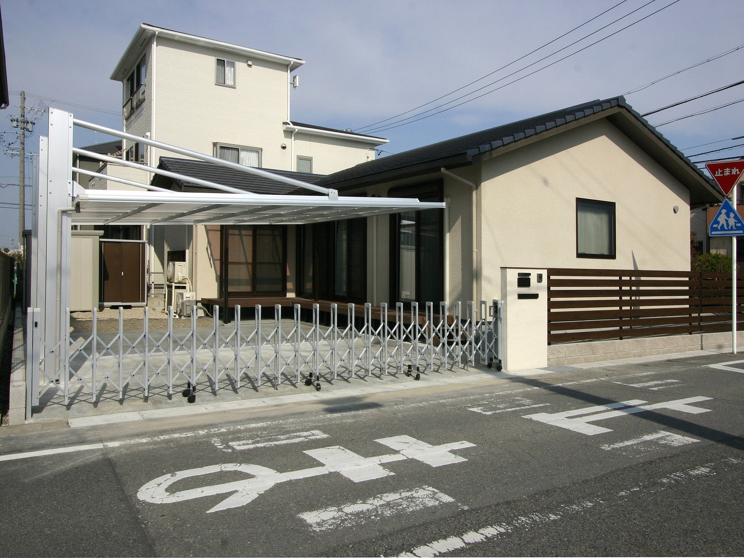 家族が繋がる木の平屋建て